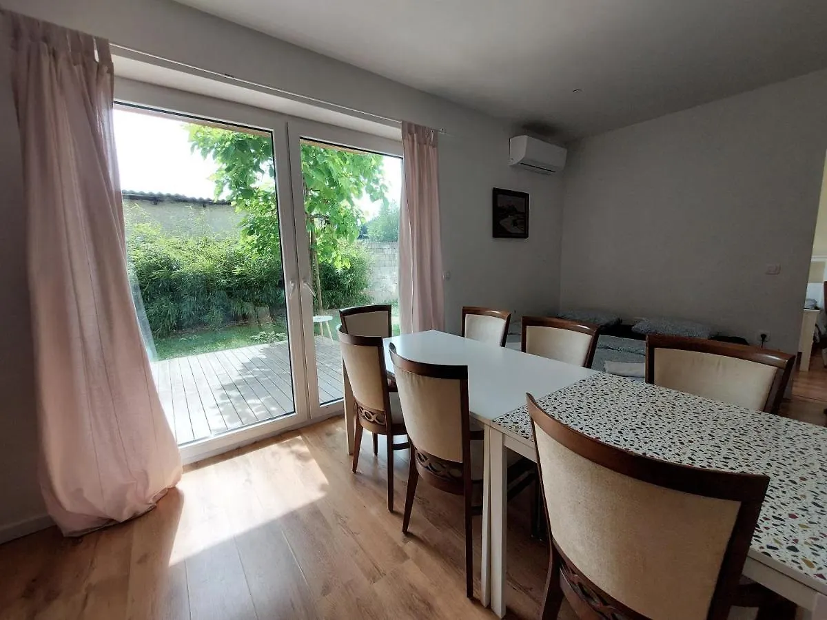 Gostinjska kuća R41 - Tivoli Groundfloor Apartment